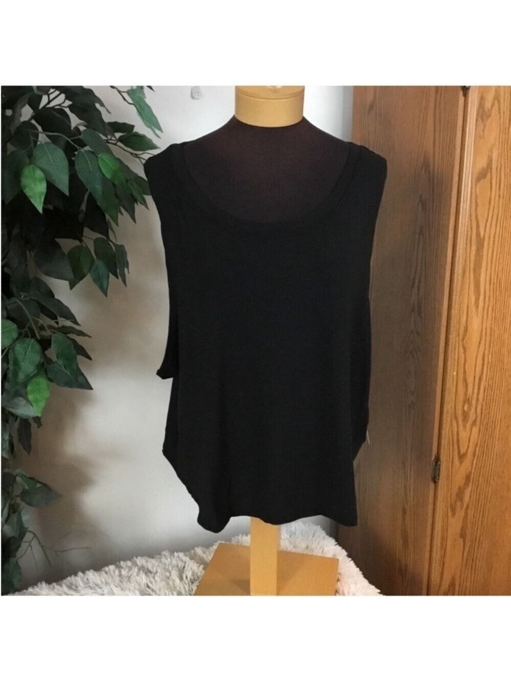 SO twist back muscle tank Woman’s Juniors size 3XL cropped rounded hem